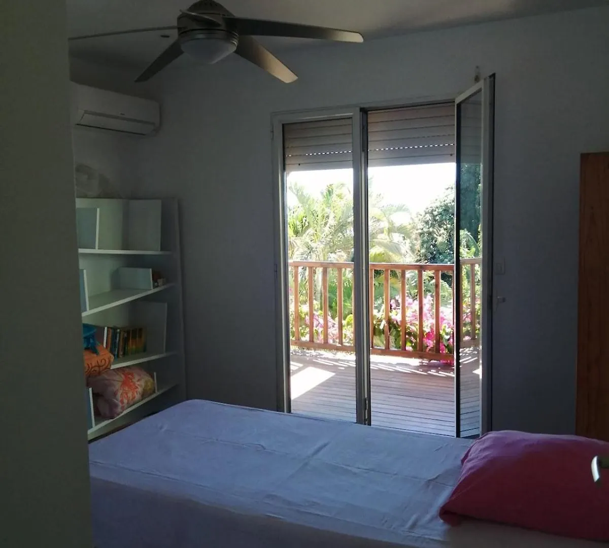House With Small Garden And View 생클로드 펜션
